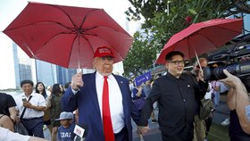 Setkání dvojníků Kim Čong-una a Donalda Trumpa v Merlion Parku v Singapuru (8.6.2018)