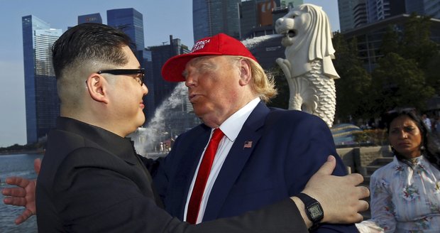 Kim a Trump si rozverně padli kolem ramen. Dvojníka diktátora kvůli schůzce vyslýchali