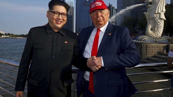 Setkání dvojníků Kim Čong-una a Donalda Trumpa v Merlion Parku v Singapuru (8. 6. 2018)