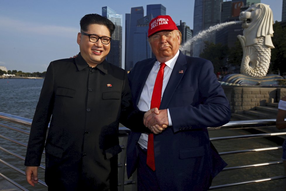 Setkání dvojníků Kim Čong-una a Donalda Trumpa v Merlion Parku v Singapuru (8.6.2018)