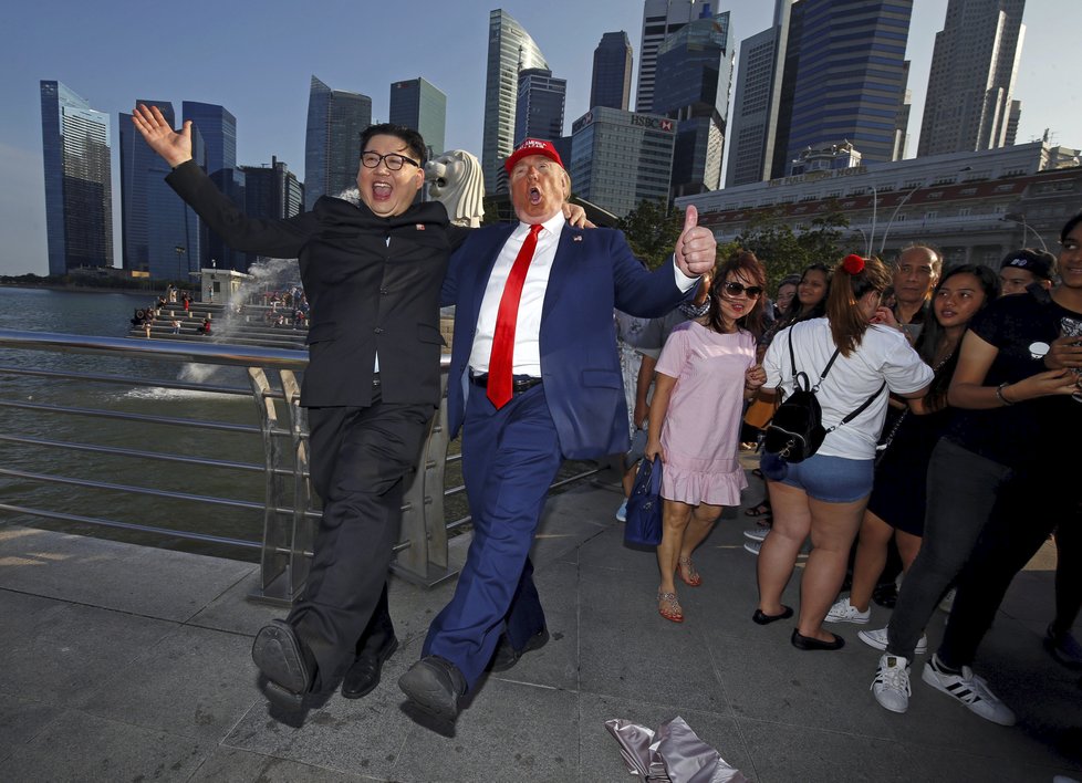 Setkání dvojníků Kim Čong-una a Donalda Trumpa v Merlion Parku v Singapuru (8.6.2018)