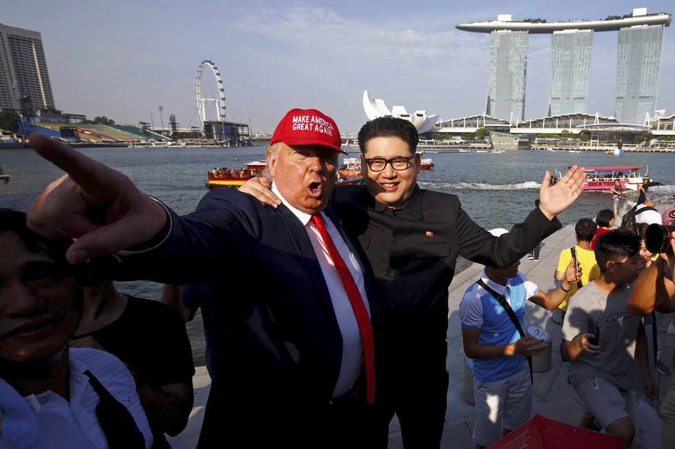 Setkání dvojníků Kim Čong-una a Donalda Trumpa v Merlion Parku v Singapuru (8.6.2018)