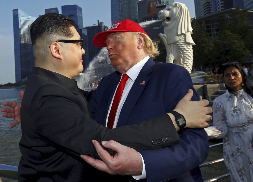 Setkání dvojníků Kim Čong-una a Donalda Trumpa v Merlion Parku v Singapuru (8.6.2018)