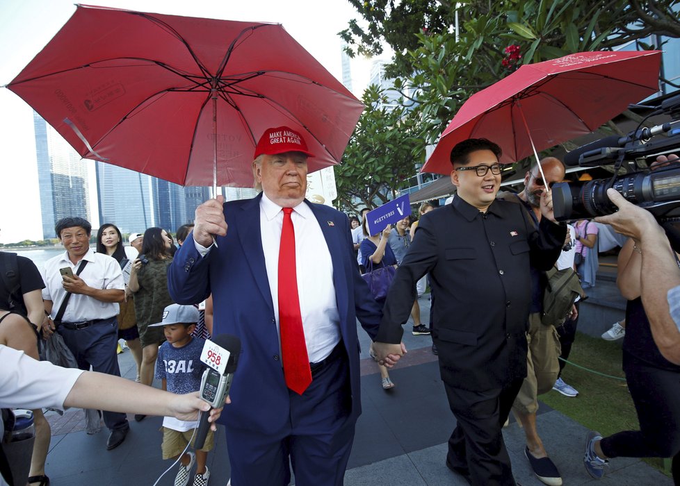 Setkání dvojníků Kim Čong-una a Donalda Trumpa v Merlion Parku v Singapuru (8.6.2018)