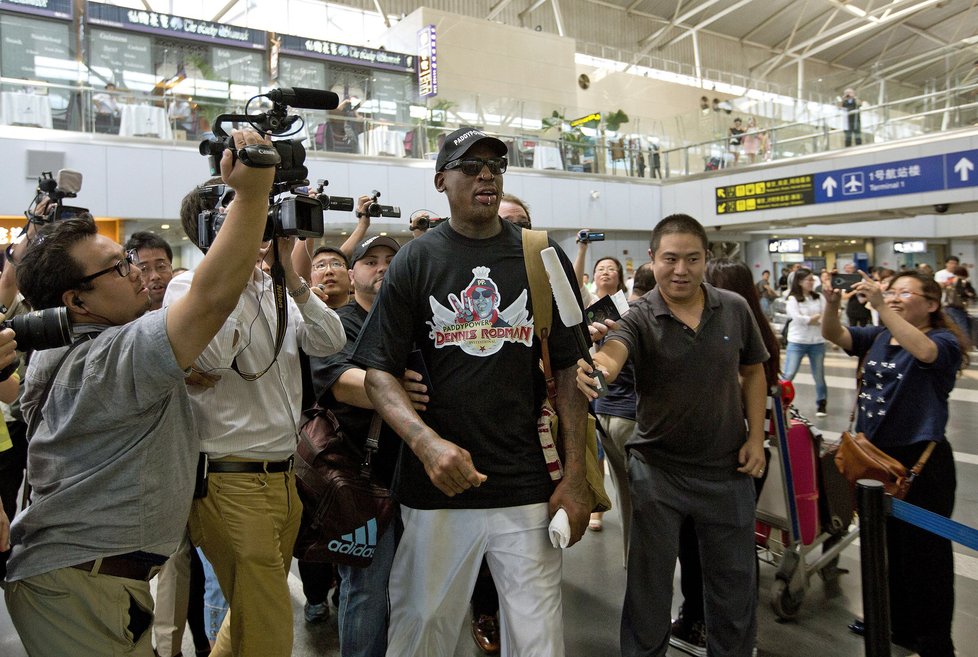 Dennis Rodman se dočkal v Číně, kde přestupoval, velké pozorností místních médií