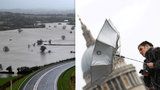 Záplavy a vichr, který si pohrává s letadly: Dennis pustoší Británii, povodně hrozí i ve Francii