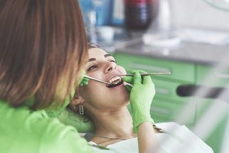 Dentální hygiena dokáže předejít mnoha kazům, ušetříte za zubaře