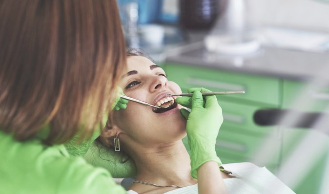 Dentální hygiena dokáže předejít mnoha kazům, ušetříte za zubaře