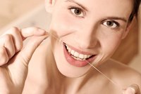 Dentální niť: Proč ji používat? Chrání vaše zuby!