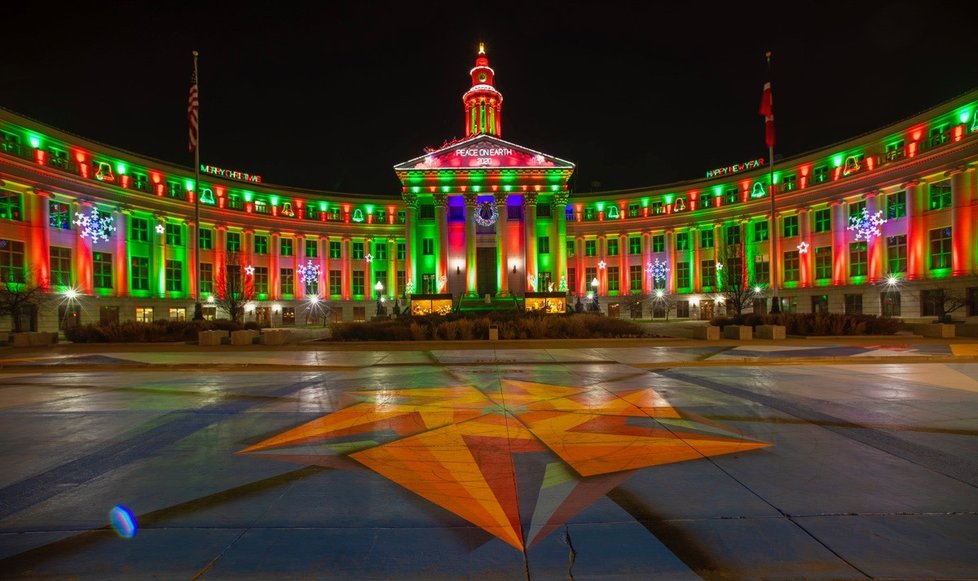 Denverská radnice už svítí vánočně.