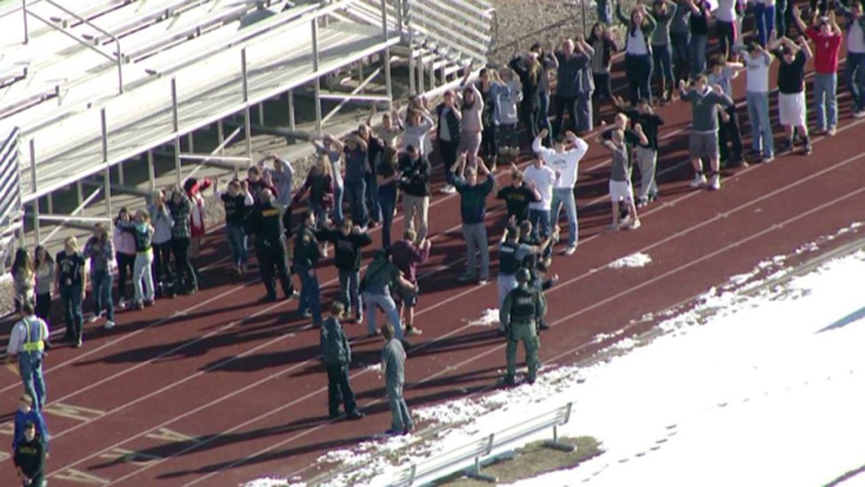 Studenti ze školy utekli na sportovní hřiště