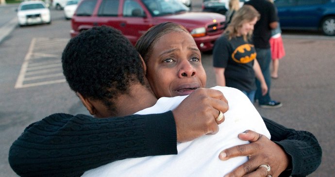 Matka objímá svého syna, který přežil útok šíleného střelce