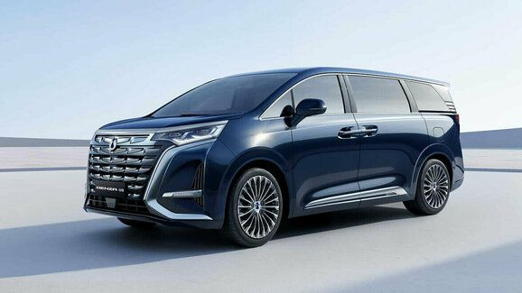 Čína vyzývá Lexus LM: Denza D9 je luxusní dodávka na benzin i elektřinu