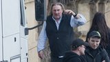 Depardieu v Čechách: Ignoruje fanoušky, ale laškuje se štábem  