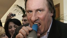 Herec Gérard Depardieu opilý močil v letadle!