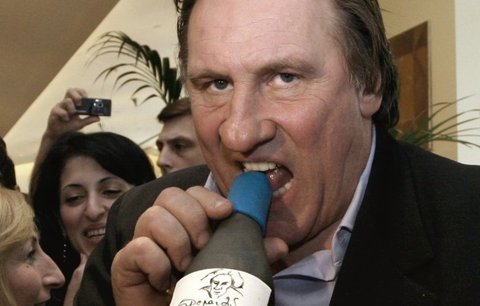 Herec Gérard Depardieu opilý močil v letadle!