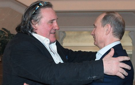 Vděčný Depardieu Putina vřele objal.