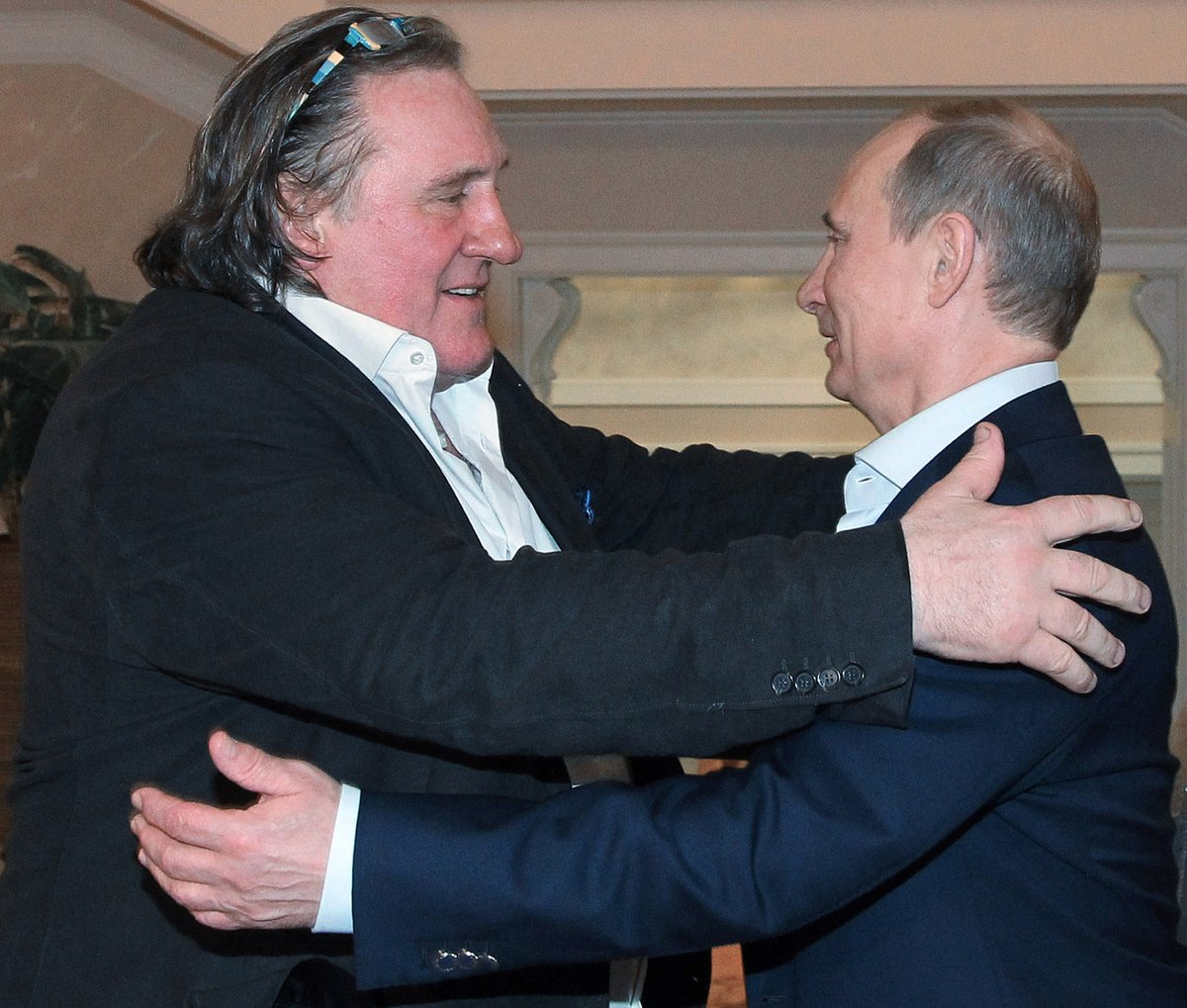 Vděčný Depardieu Putina vřele objal.