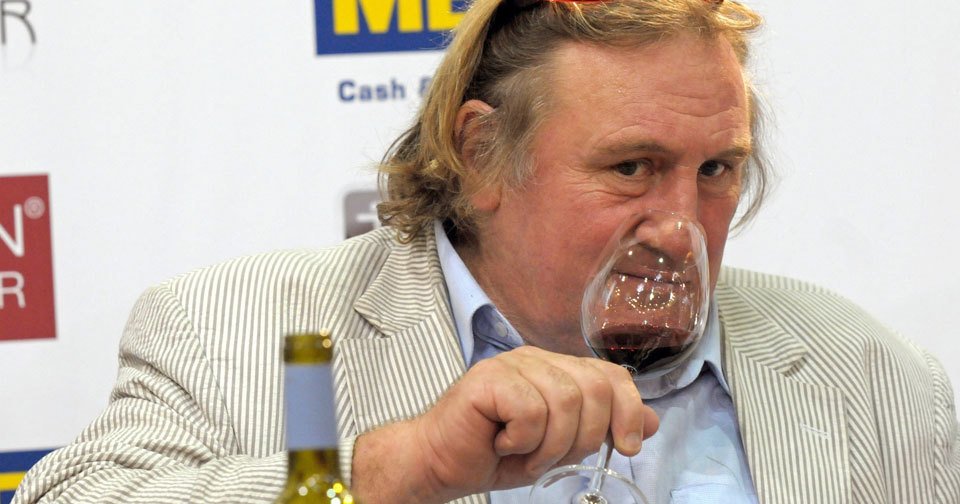 Depardieu si prý dopřává až 14 lahví vína denně.