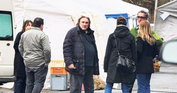 Depardieu asi nechtěl být v Praze sám, tak vzal i dceru