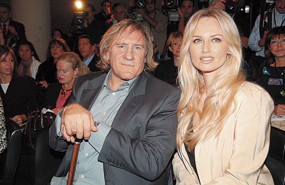 Gerard Depardieu s modelkou Adrianou Sklenaříkovou v roce 2004