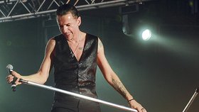 Zpěvák britské skupiny Depeche Mode David Gahan při koncertu, který kapela odehrála 14. ledna v pražské O2 Areně.