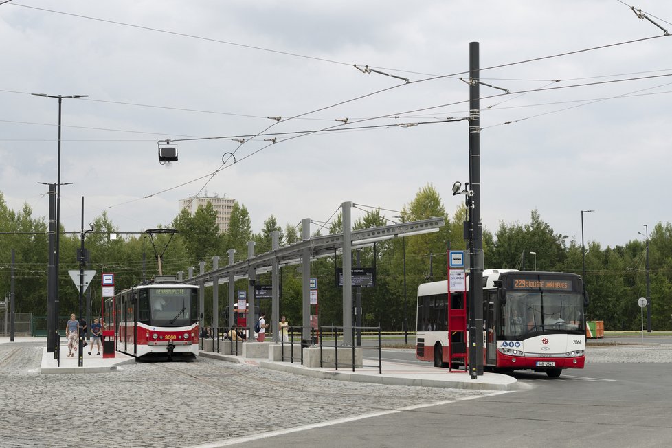 Dopravní podnik slavnostně otevřel novou tramvajovou smyčku Depo Hostivař