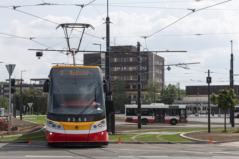 Dopravní podnik slavnostně otevřel novou tramvajovou smyčku Depo Hostivař