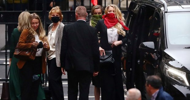 Johnny Depp a Amber Heard přicházejí k londýnskému soudu