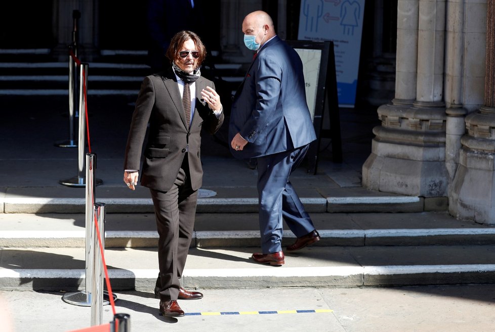 Johnny Depp a Amber Heardová přicházejí k londýnskému soudu.