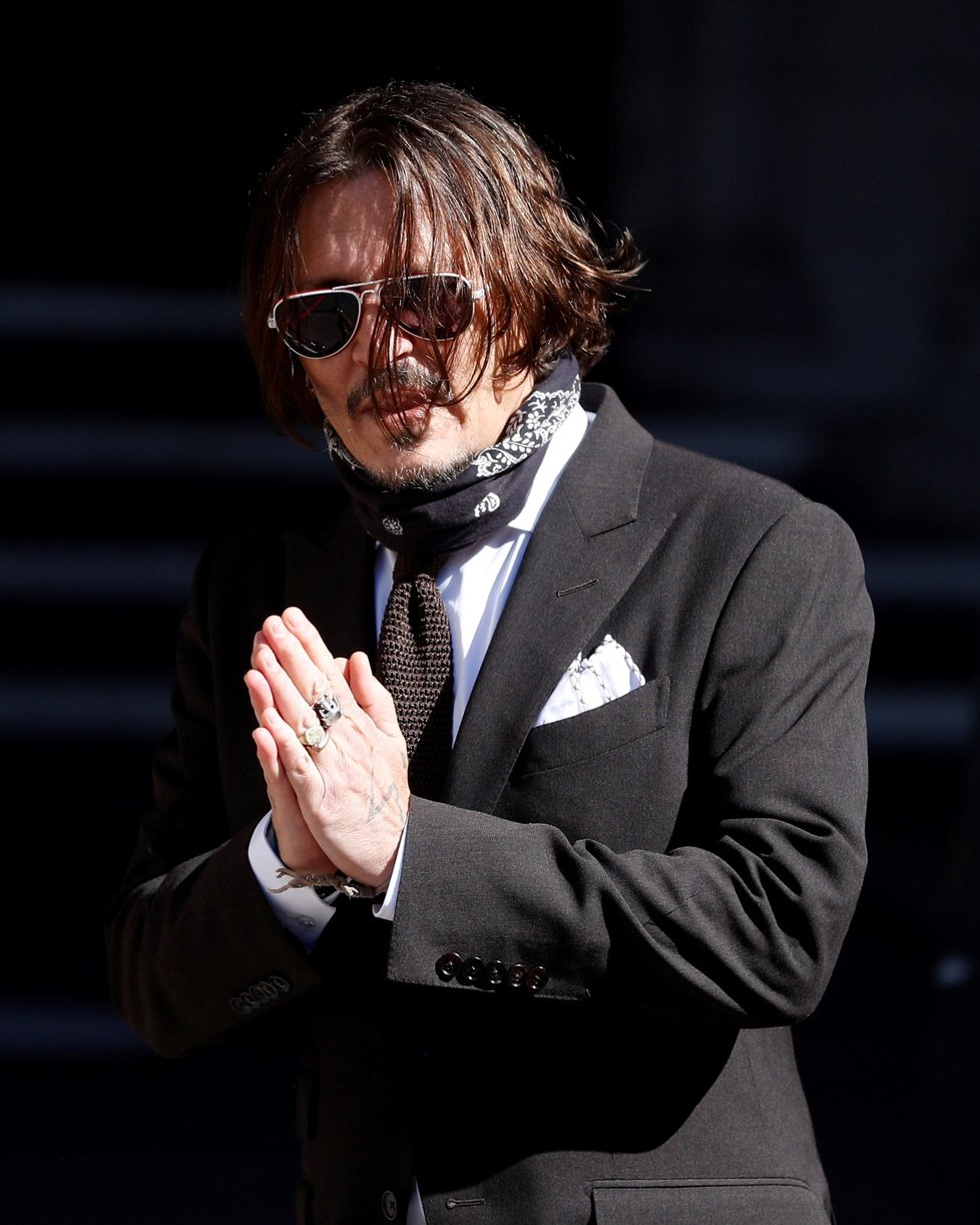 Johnny Depp a Amber Heardová přicházejí k londýnskému soudu.