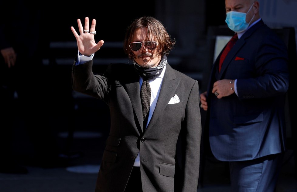 Johnny Depp a Amber Heardová přicházejí k londýnskému soudu.