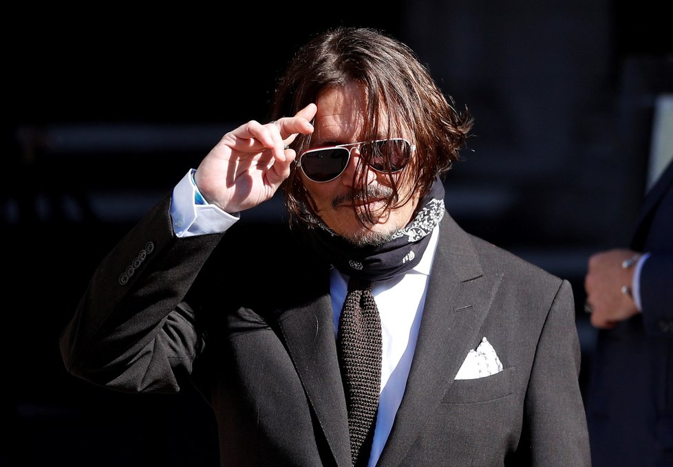 Johnny Depp a Amber Heardová přicházejí k londýnskému soudu.