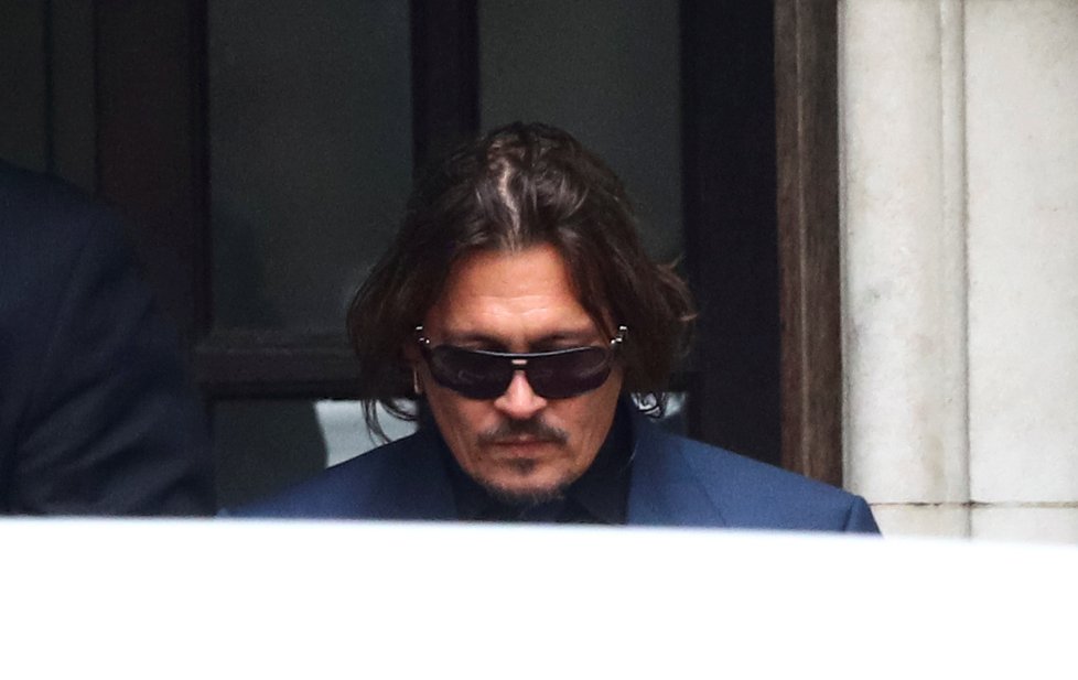 Johnny Depp a Amber Heard přicházejí k londýnskému soudu