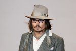 Johnny Depp slaví dnes 51 let a pořád vypadá neskutečně sexy!