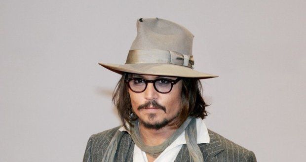 Johnny Depp slaví dnes 51 let a pořád vypadá neskutečně sexy!
