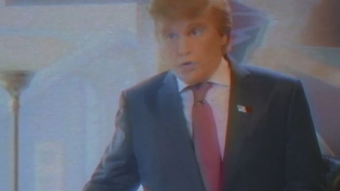 Johnny Depp jako Donald Trump. Kvalita obrazu schválně snížena na VHS úroveň.
