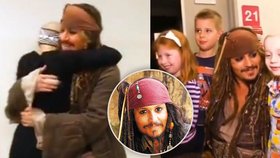 Johnny Depp alias kapitán Jack Sparrow rozzářil oči nemocných dětí v australské nemocnici.