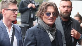 Johnny Depp na červeném koberci ve Varech.