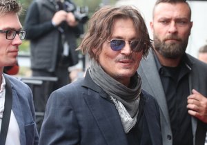 Johnny Depp na červeném koberci ve Varech.