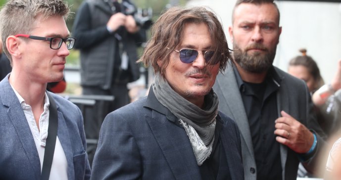 Johnny Depp na červeném koberci ve Varech