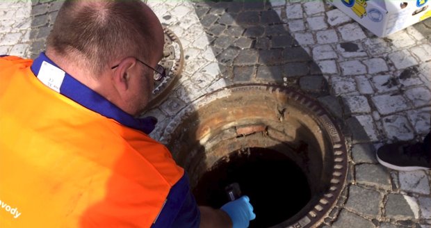 Muž v Prostějově utíkal před policií: 14 hodin se skrýval v kanále v ženském převleku. (Ilustrační foto)