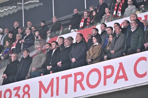 Uprostřed čestné tribuny nechyběl předseda FAČR David Trunda Uprostřed čestné tribuny nechyběl předseda FAČR David Trunda