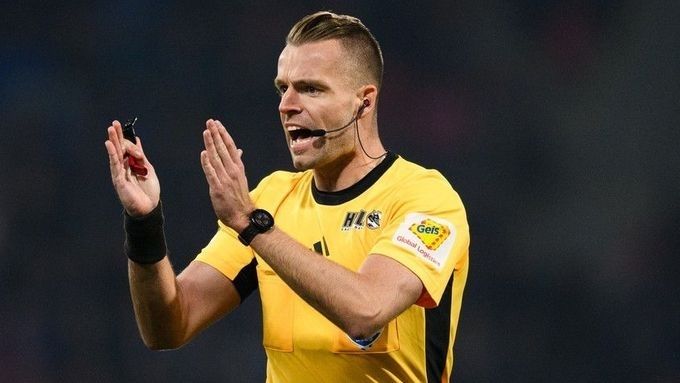 Derby píská potřetí v kariéře Rouček. U videa bude rozhodčí, který vyloučil Chorého Derby píská potřetí v kariéře Rouček. U videa bude rozhodčí, který vyloučil Chorého