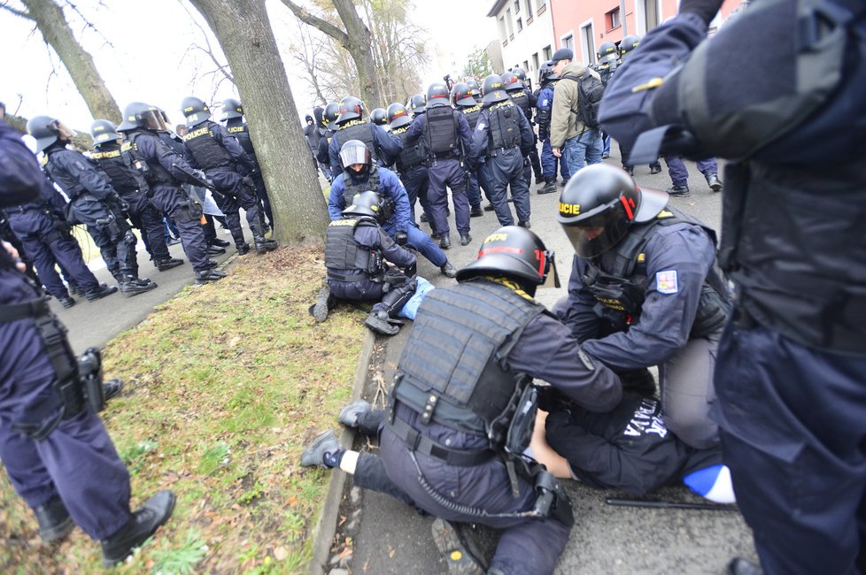 Policejní zásah proti fanouškům Baníku Ostrava