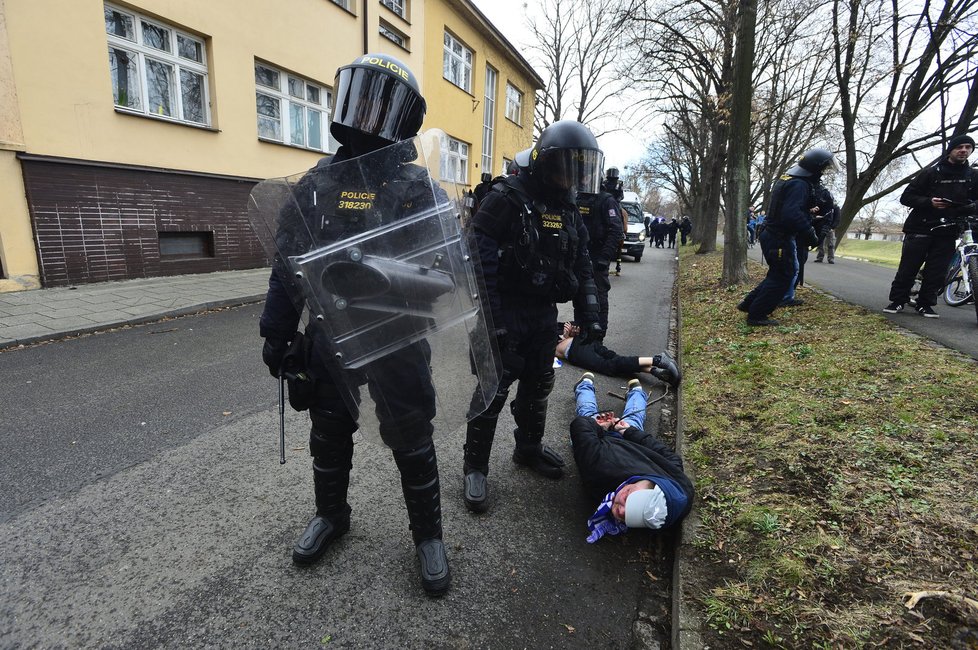 Policejní zásah proti fanouškům Baníku Ostrava