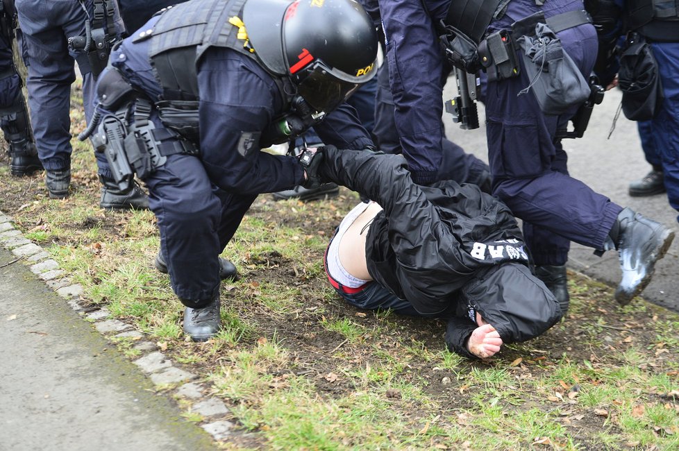 Policejní zásah proti fanouškům Baníku Ostrava