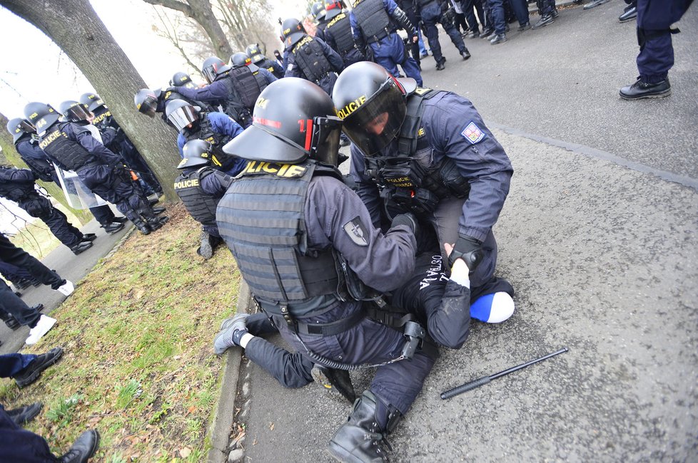 Policejní zásah proti fanouškům Baníku Ostrava