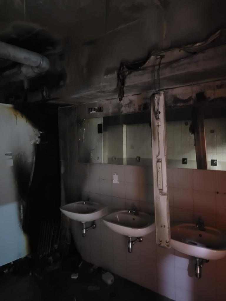 Ve sparťanském sektoru hořelo i na jiných místech než jen v hledišti. Takhle dopadly toalety.