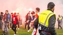 Skandál na fotbale: Derby Slavia - Sparta skončilo ostudou, fanoušci vtrhli na hřiště (9.5.2026) Skandál na fotbale: Derby Slavia - Sparta skončilo ostudou, fanoušci vtrhli na hřiště (9.5.2026)